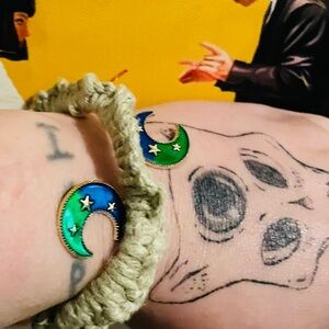 100% handmade hemp bracelet, cute moon design. Handmade hypoallergenic earrings.